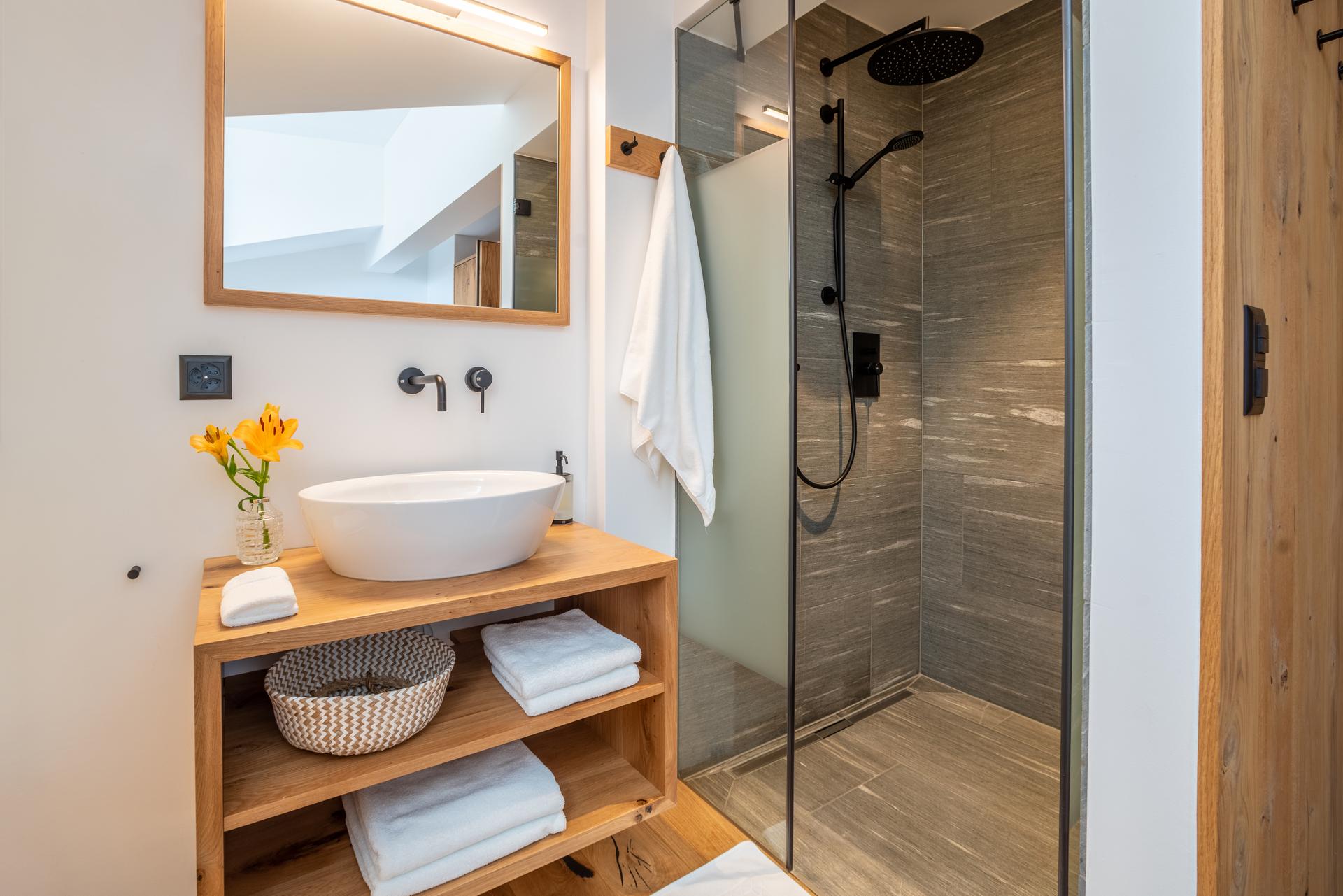 dusche und waschbecken im badezimmer von hotelzimmer ustria startgels alpenhotel flims
