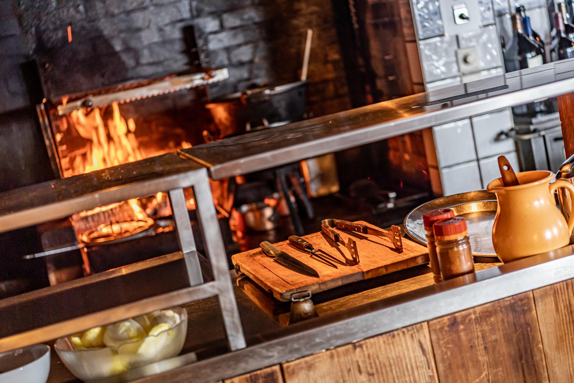 detailaufnahme aus der offenen küche im retsaurant ustria startgels laax alpenrestaurant flims